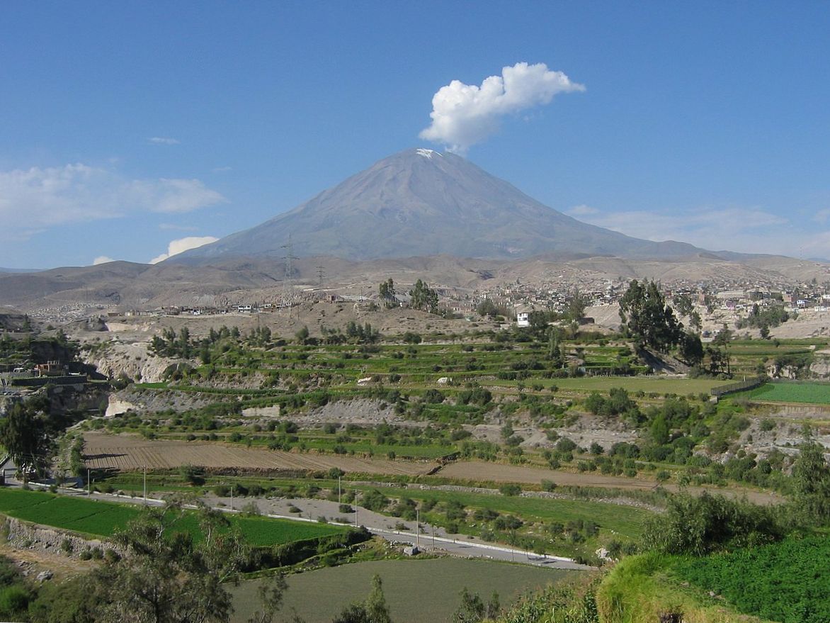 ¿DÓNDE SE UBICA EL VOLCÁN CHACHANI?